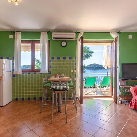 By The Sea Diana アパート プリズバ